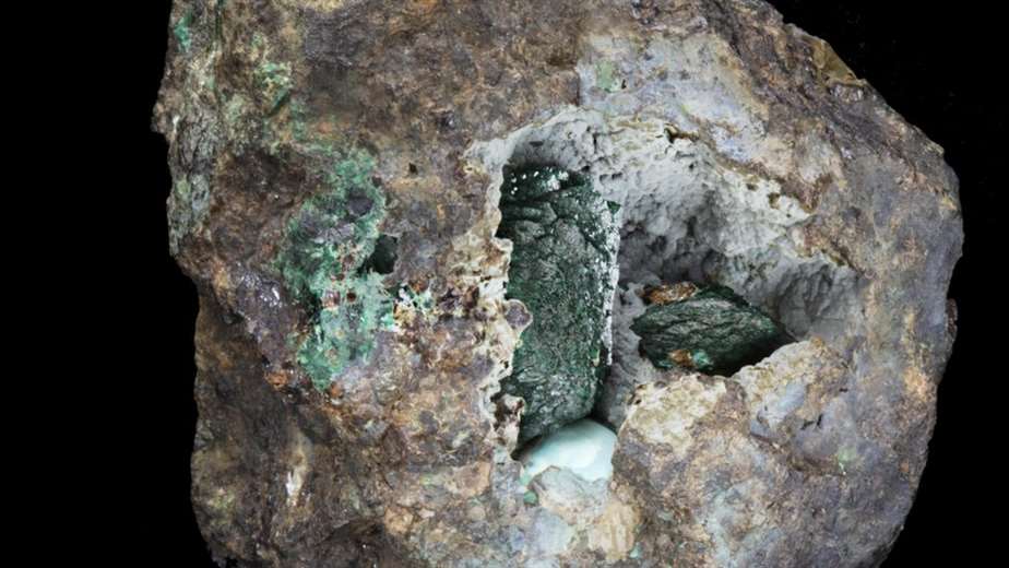 Nuevo mineral ‘Kernowita’ descubierto en roca extraída en Cornwall